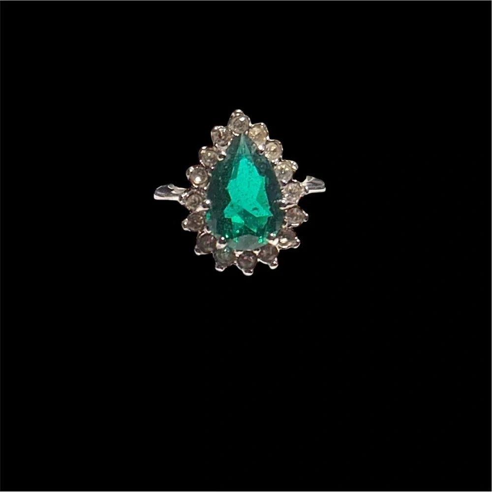 Elegant Silver and Green Teardrop Ring